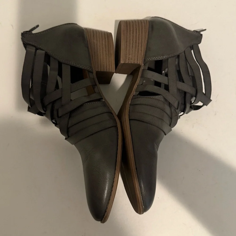 Maurices Diana Strappy Cutout Faux-Leather Distressed Ankle Bootie Gray Size 9